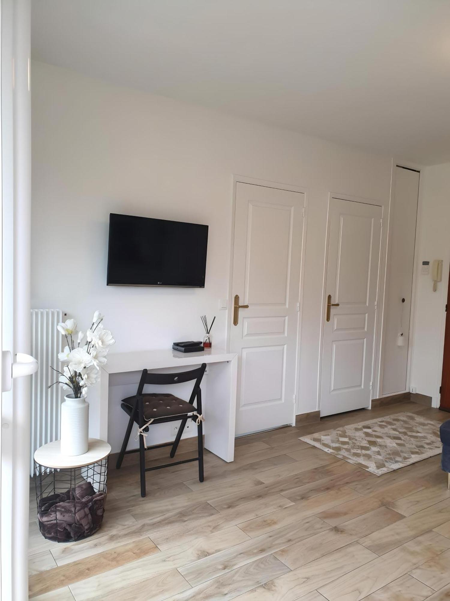 Appartement Avec Jardin Prive - 2 A 4 Voyageur Chaville Exterior foto